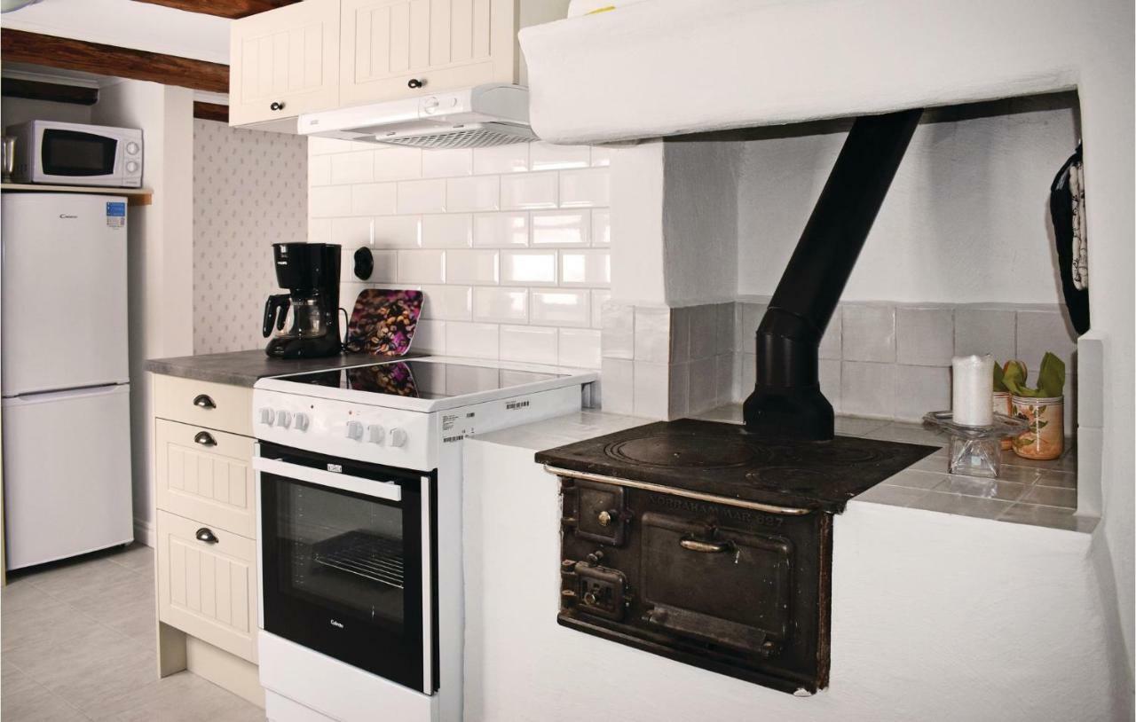 Stunning Home In Tjaellmo With Kitchen Zewnętrze zdjęcie